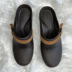 🔹 Crocs Clogs with Leather Strap